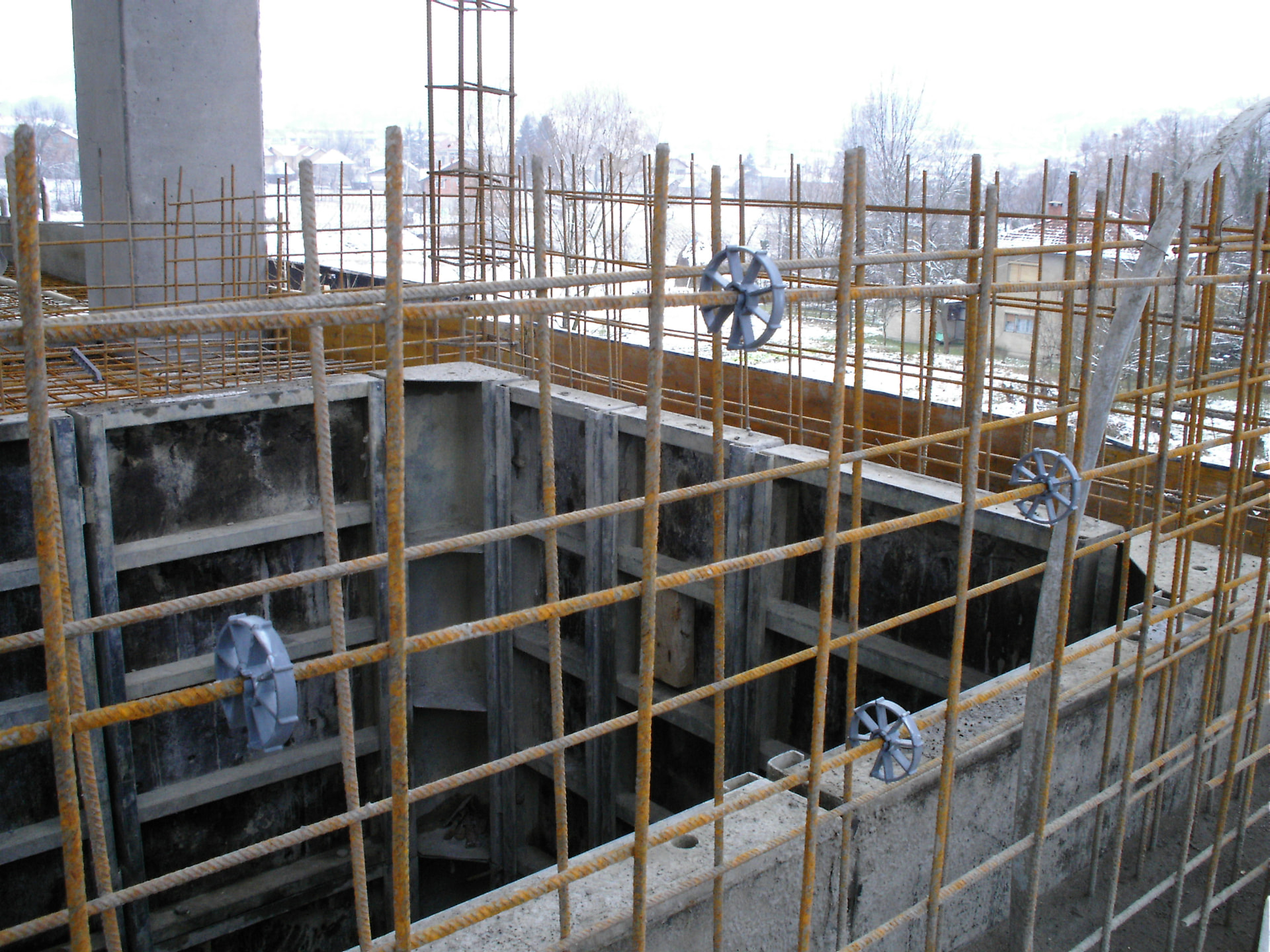 Okrugli distanceri na armaturi zida na gradilištu