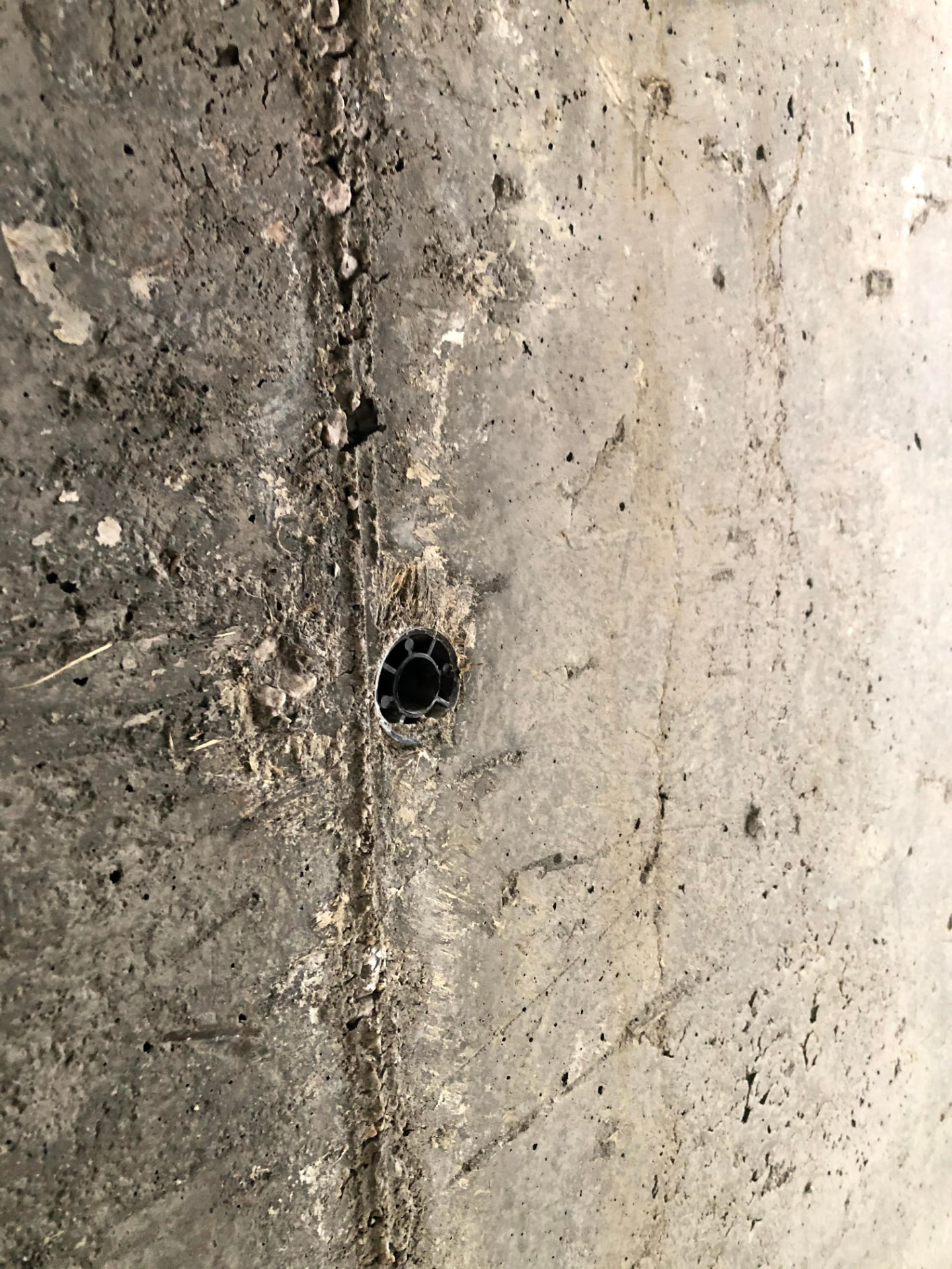 Rozetna na betonskom zidu uz spoj oplate – primjena na gradilištu
