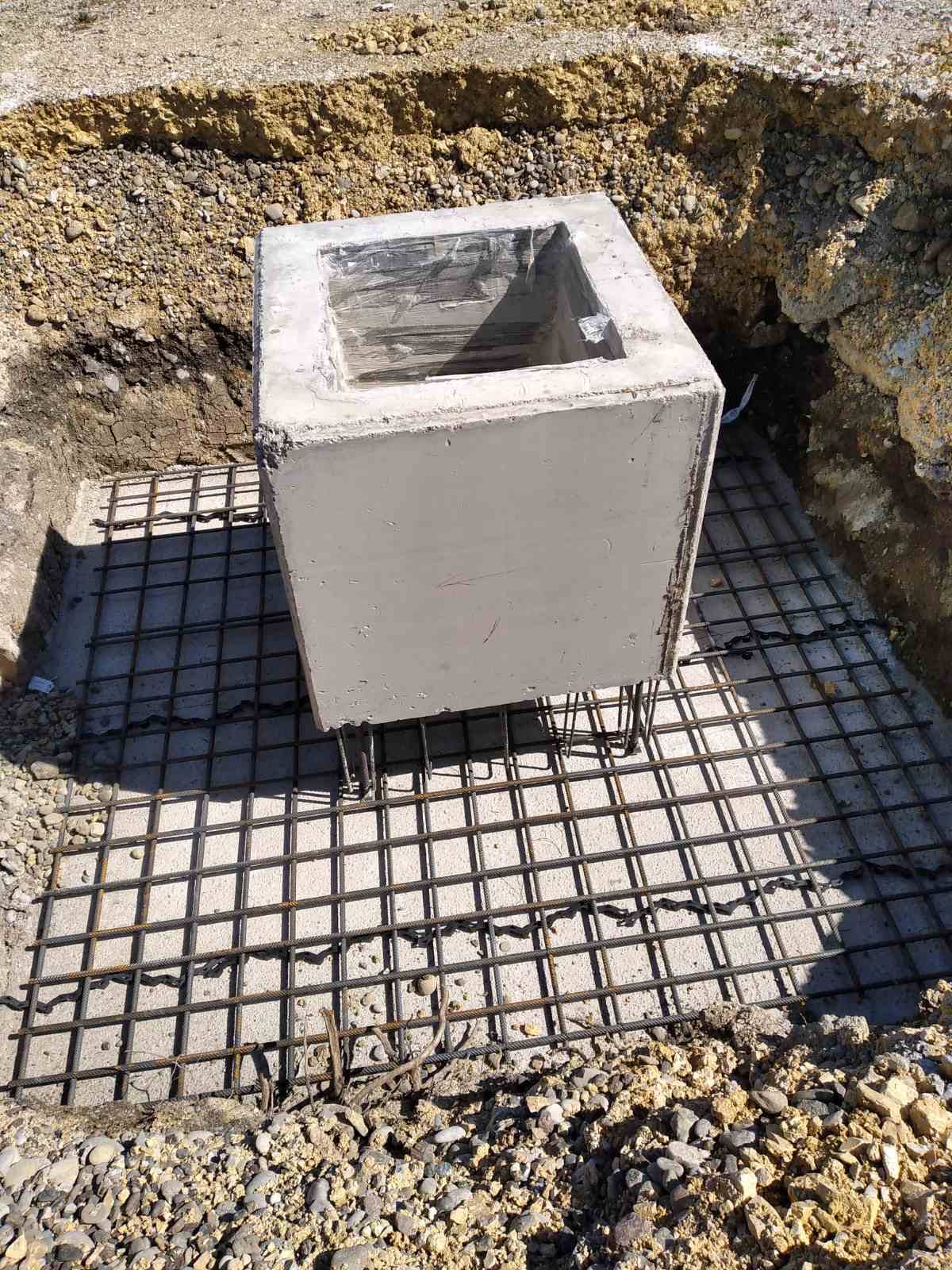 Trakasti distancer Z-25 u temeljnoj ploči